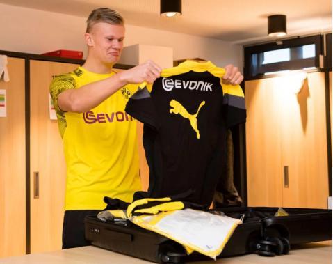 詹姆斯逆天表现再现老将统治力（詹姆斯超神发挥再度彰显老将统治力）