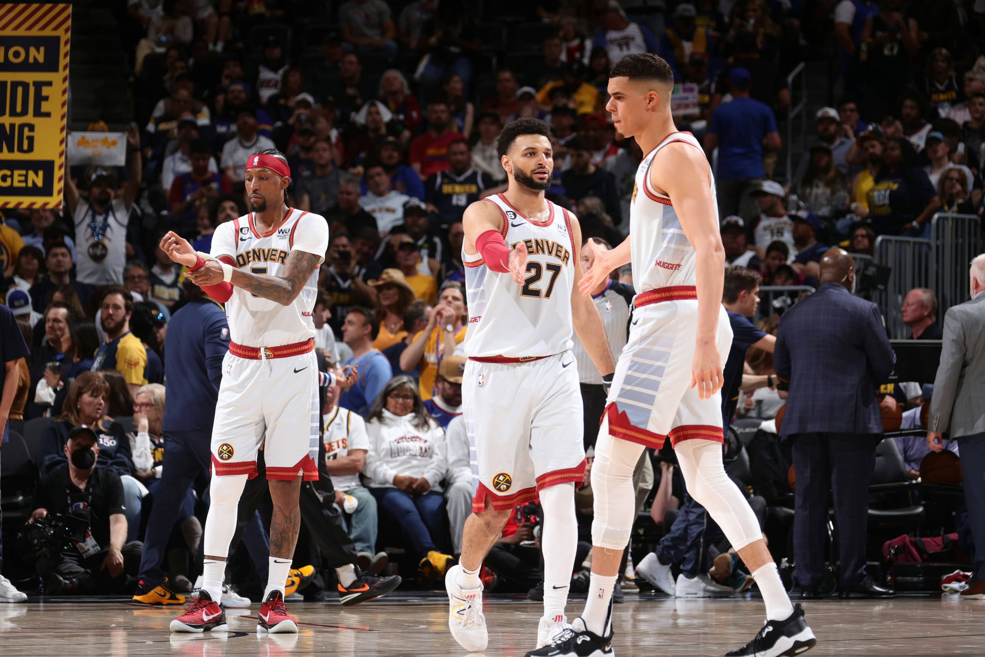 53岁齐达内夜游上海，与大妈踢毽子几分钟融入氛围，展现顶级球商（53岁齐达内夜逛沪上，与大妈踢毽子几分钟就打成一片，顶级球商尽显）