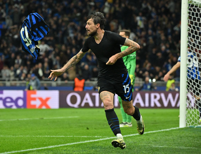 输掉国家德比后，河床球员萨拉斯用拳击打场内拍照的一名人员（国家德比失利后，河床球员萨拉斯拳击场内拍摄人员）