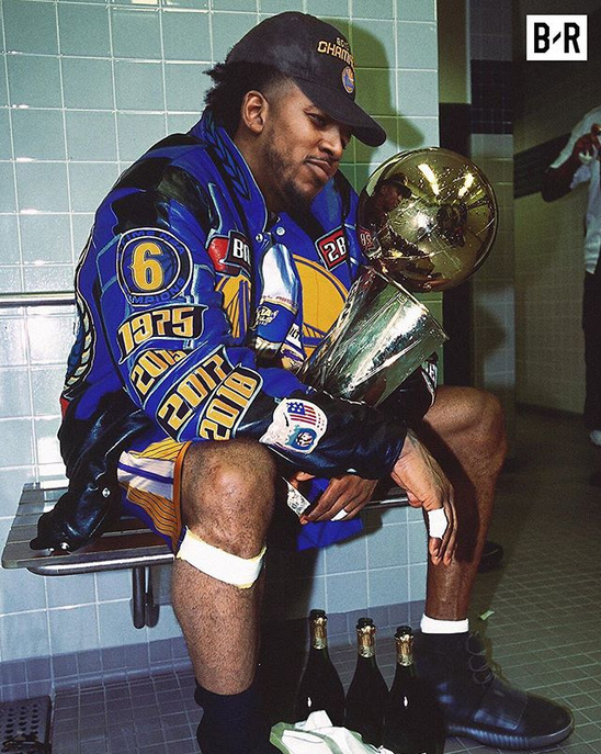 狼王归位！森林狼官方晒组照：加内特穿上球队经典球衣（狼王重归！森林狼发布组照：加内特身披球队经典战袍）