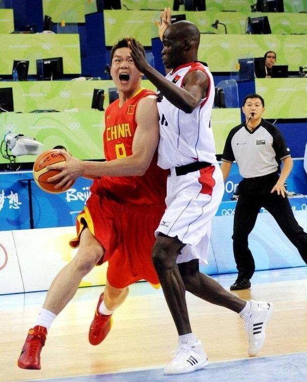 广东激战广州！二飞接班人出现 萨姆纳高级货 杜润旺打铁（广东与广州鏖战：二飞接班人冒头，萨姆纳高质外援，杜润旺手感冰凉）