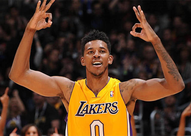 记者：诺坎普保安看到梅西后非常惊讶，当即就放他进去了（记者称：诺坎普保安认出梅西惊讶不已，立刻放行）