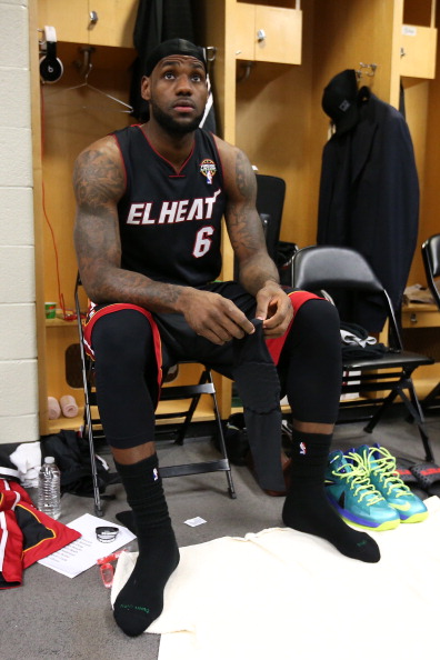 豪门俱乐部官宣主帅续约，合同长达三年（豪门球队官宣与主帅续约，三年长约达成）