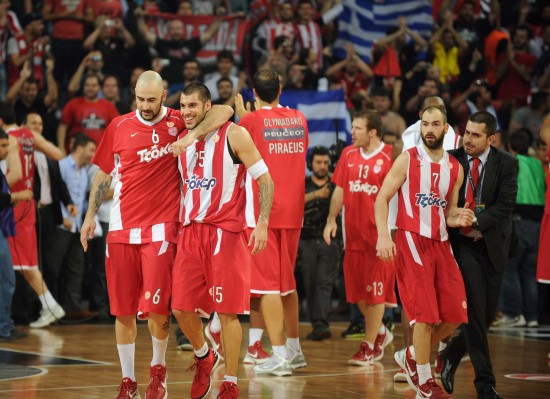 欧文突破防守造成杀伤，制造罚球（欧文强突撕裂防线，造犯规获罚球）