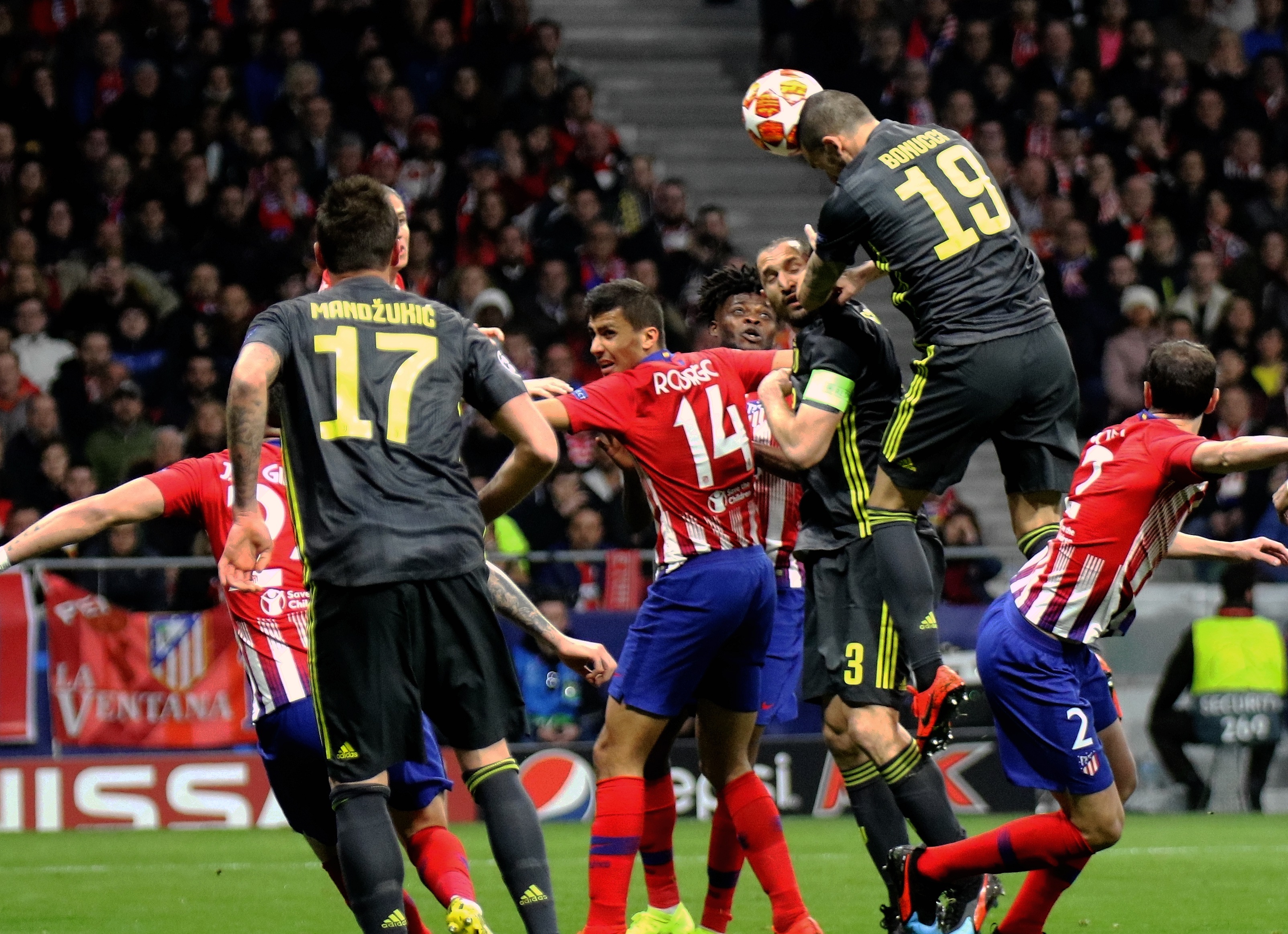 每体：莱万愿意接受降薪+替补，2026年初将和巴萨再谈（每体：莱万愿降薪并接受替补角色，2026年初将与巴萨再度磋商）