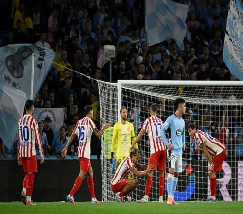 和三笘薰合影的11岁小球员有日本和法国血统，出自吉田麻也担任院长的青训机构（与三笘薰合影的11岁小将为日法混血，出自吉田麻也任院长的青训机构）