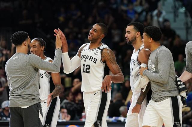 西甲：皇马客场2-2战平比利亚雷亚尔（西甲：皇马做客与比利亚雷亚尔2-2握手言和）